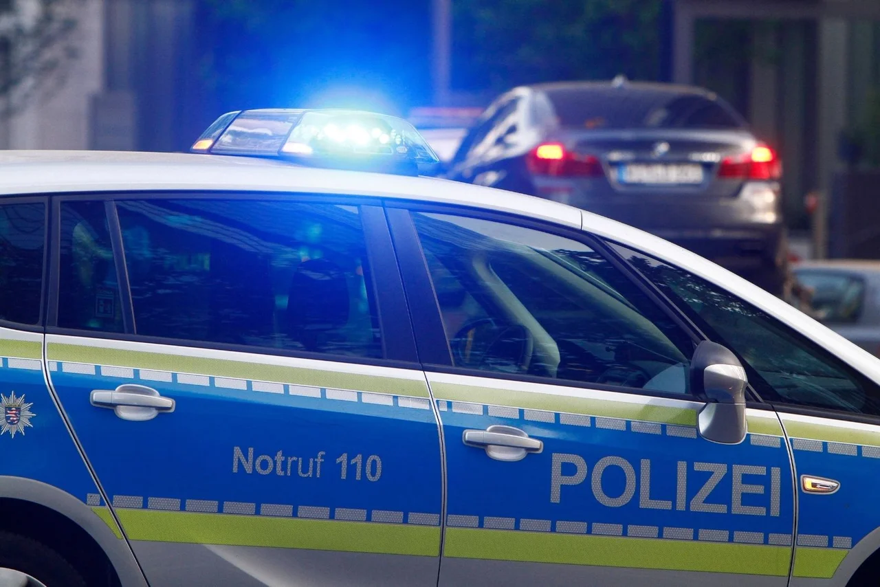 Ein Polizeiauto im Einsatz mit Blaulicht.