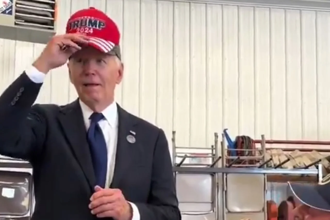 US-Präsident Biden setzte für einen kurzen Moment eine Trump-Mütze auf.