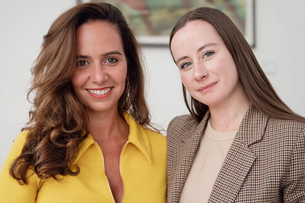 Sarah Knafo, Europaabgeordnete der Reconquête-Partei, und Alice Cordier.