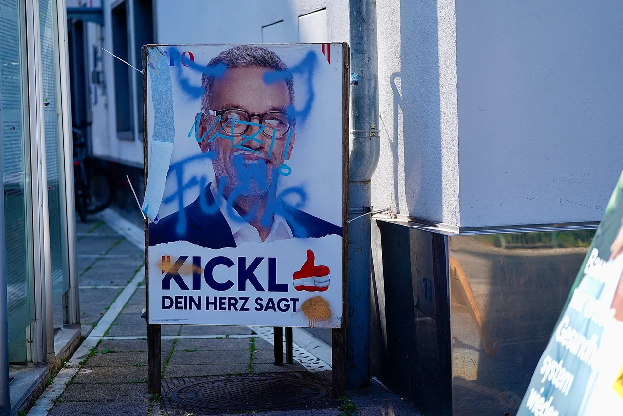 Vor allem in Graz sind FPÖ-Wahlplakate Ziel von Vandalismus.