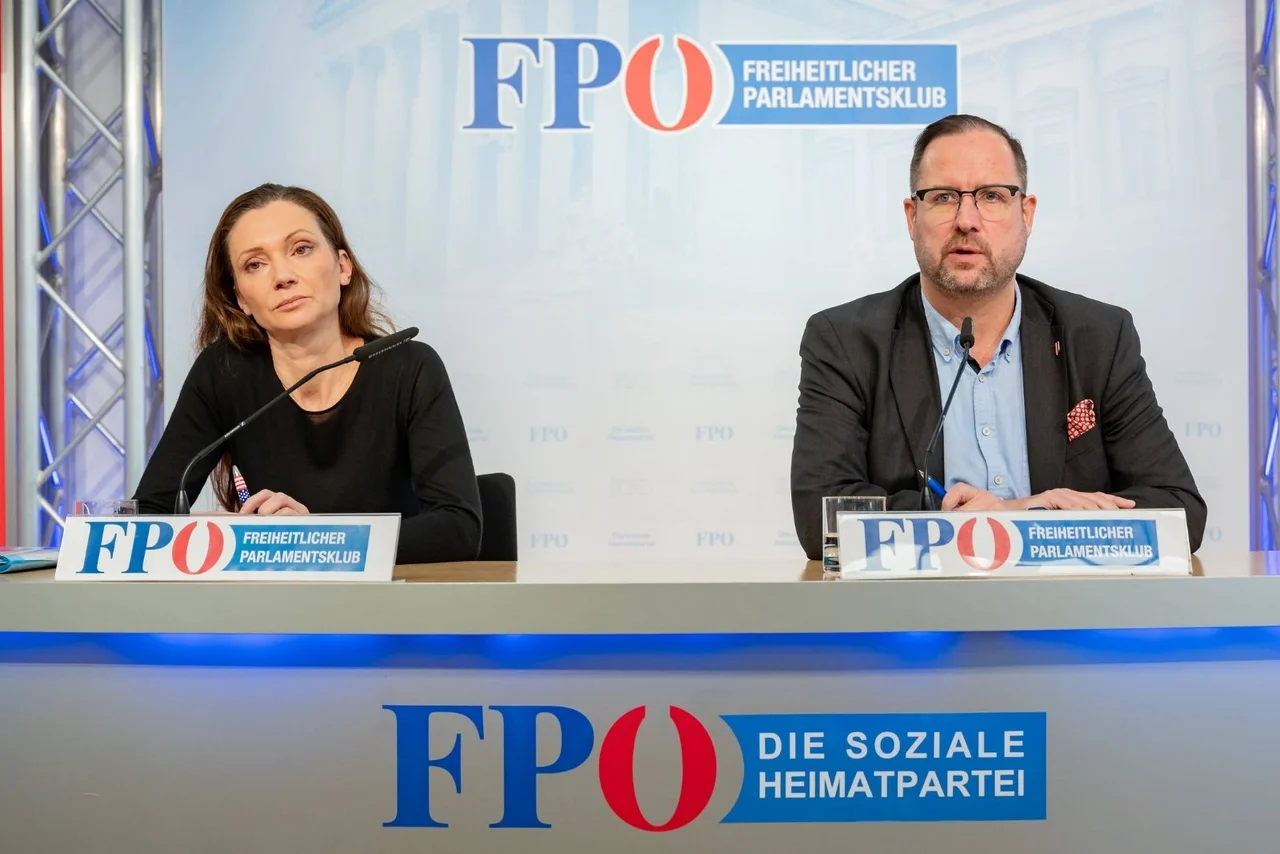 Die FPÖ-Politiker Fürst und Hafenecker bei einer Pressekonferenz.