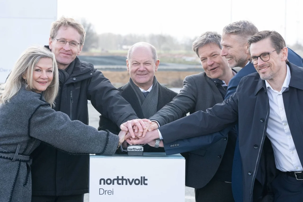 Mitglieder der Bundesregierung beim symbolischen Spatenstich für den Bau der Batteriezellfabrik bei Heide.