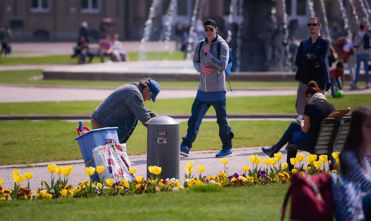 Immer mehr Rentner in Deutschland müssen ihr Einkommen durch das Sammeln von Pflandflaschen aufbessern.