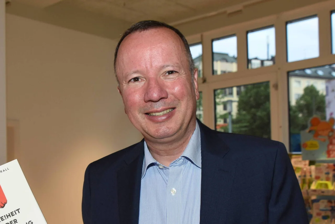 Besonders Kralls kritische Haltung gegenüber westlicher Politik und die Annäherung an prorussische Positionen stoßen intern auf Widerstand.