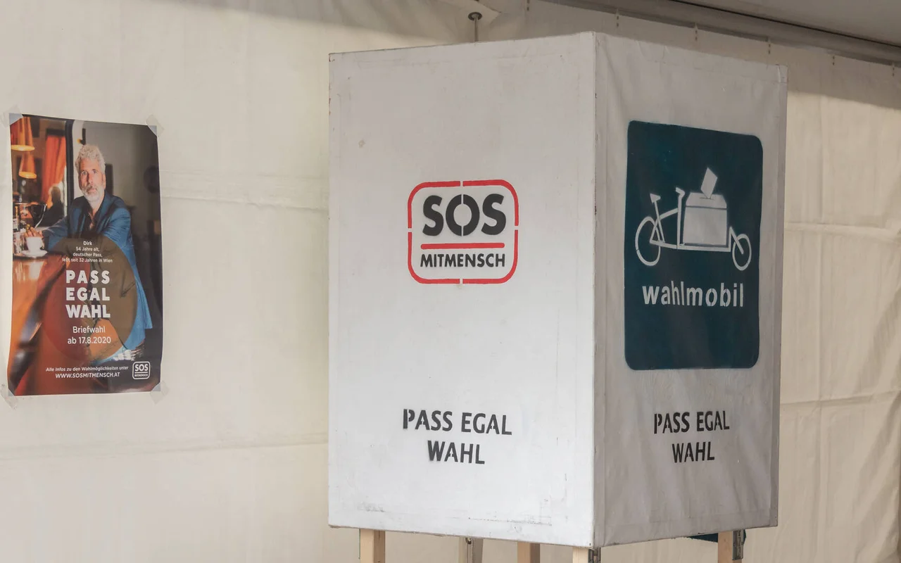 Die „Pass egal“-Wahl soll 1,5 Millionen Menschen ohne österreichische Staatsbürgerschaft die Möglichkeit geben, im Vorfeld der Nationalratswahl ihre Stimme abzugeben.