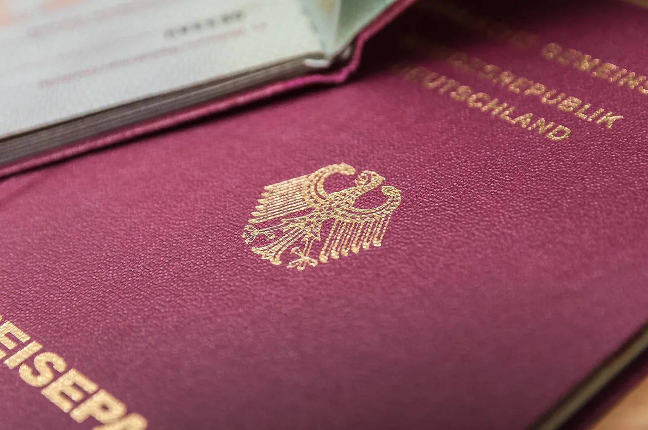 In Sozialen Medien zeigen sich immer mehr junge Migranten mit ihrem deutschen Pass.