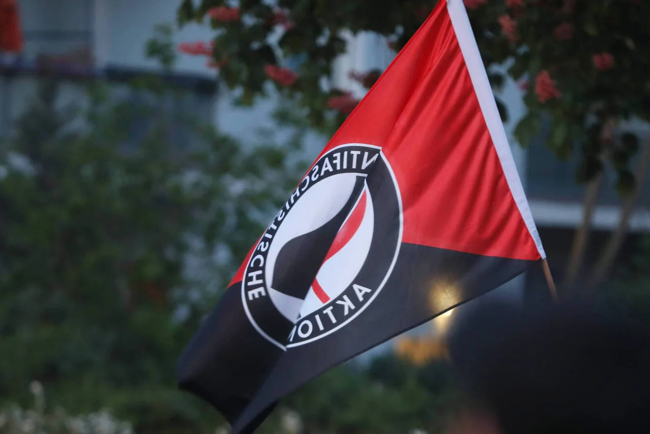 Nach einem Bürgerdialog wurde ein Gaststättenmitarbeiter von der Antifa überfallen und ausgeraubt.