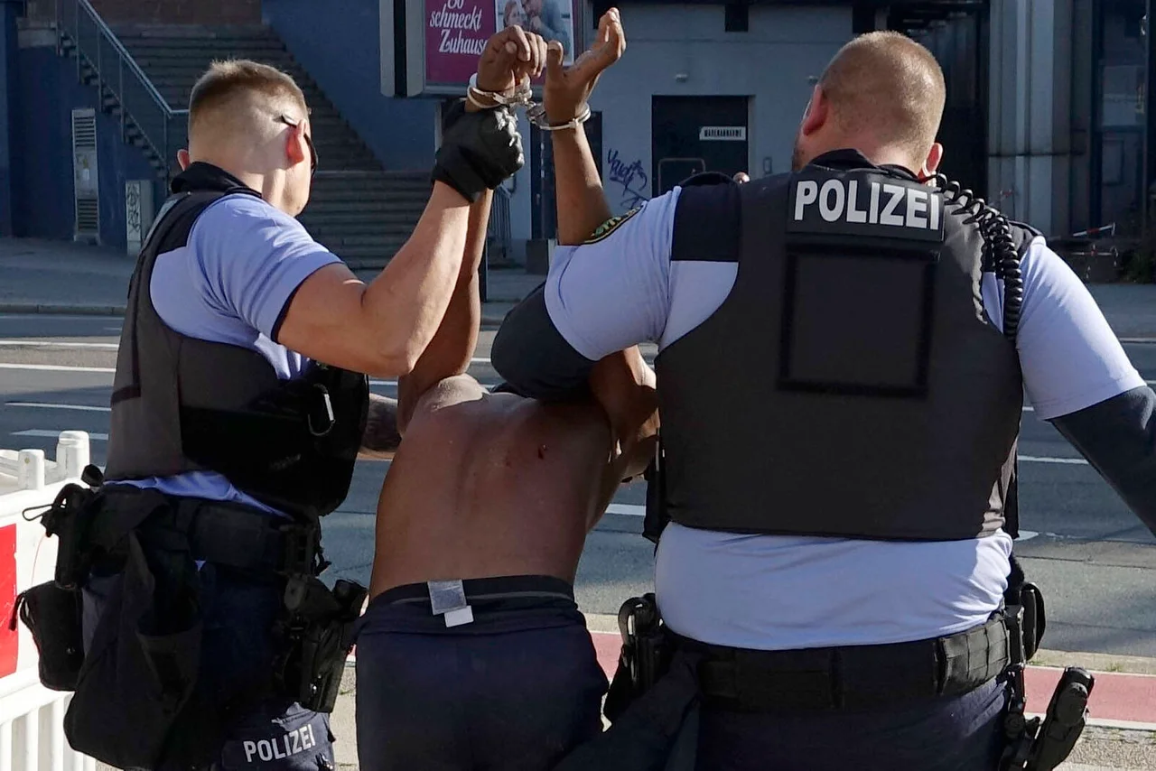 Die Polizei nimmt einen verdächtigen Mann nach einer Schlägerei fest. (Symbolbild)
