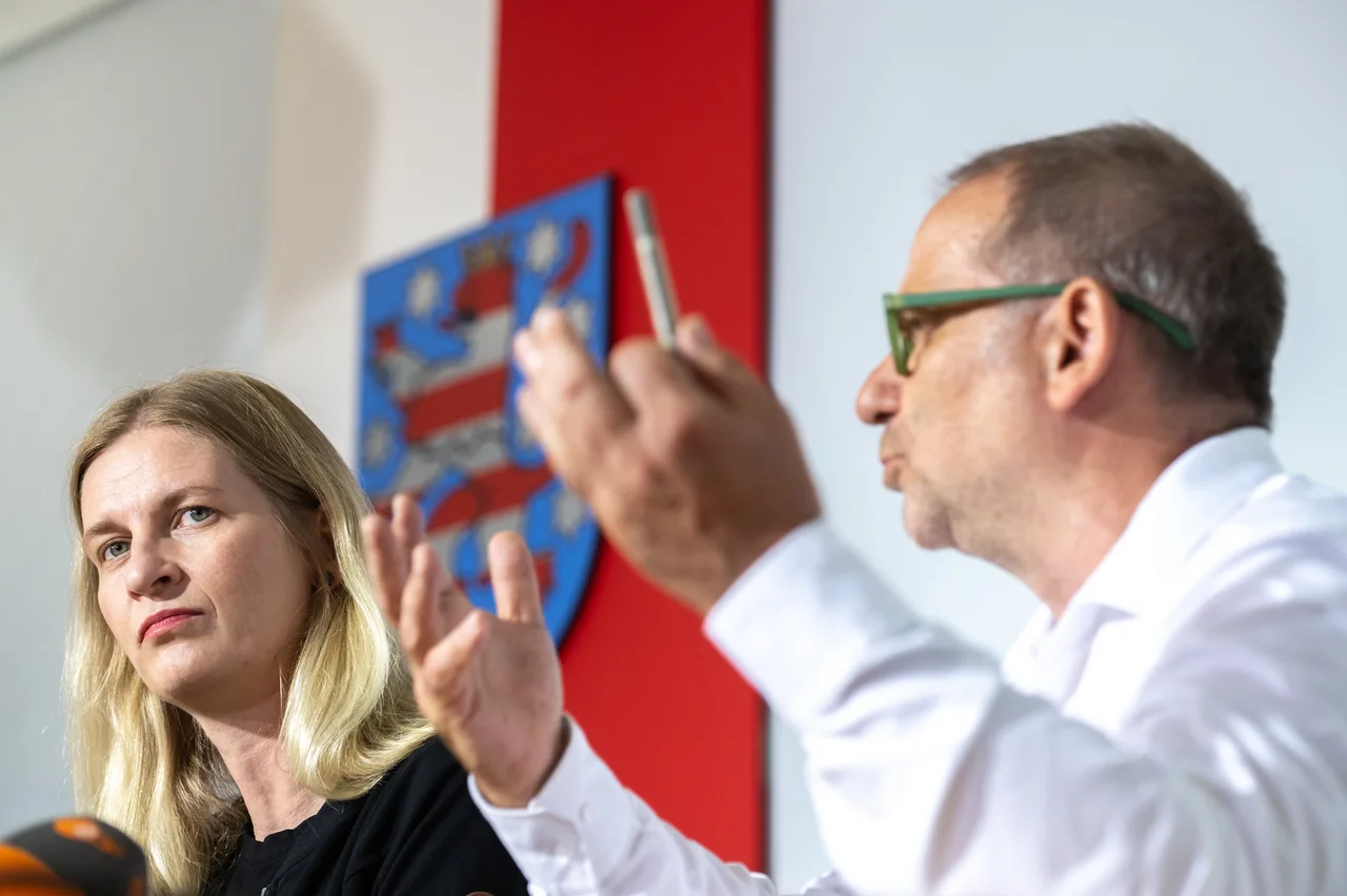 Nach der Wahlniederlage in Thüringen bringen die Grünen eine mögliche Regulierung Sozialer Medien wieder ins Gespräch.