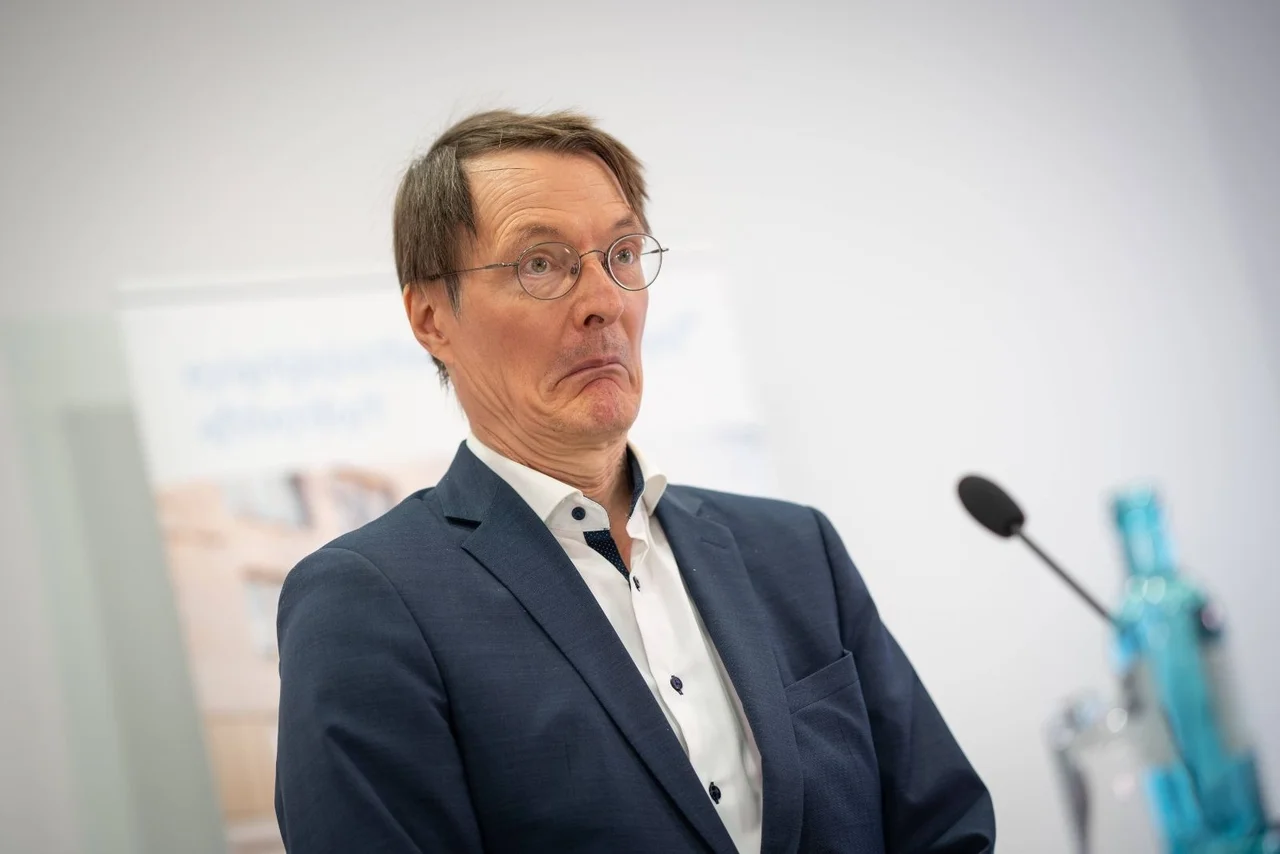 Bundesgesundheitsminister Karl Lauterbach bei seinem Besuch im Evangelischen Krankenhaus Alsterdorf in Hamburg.