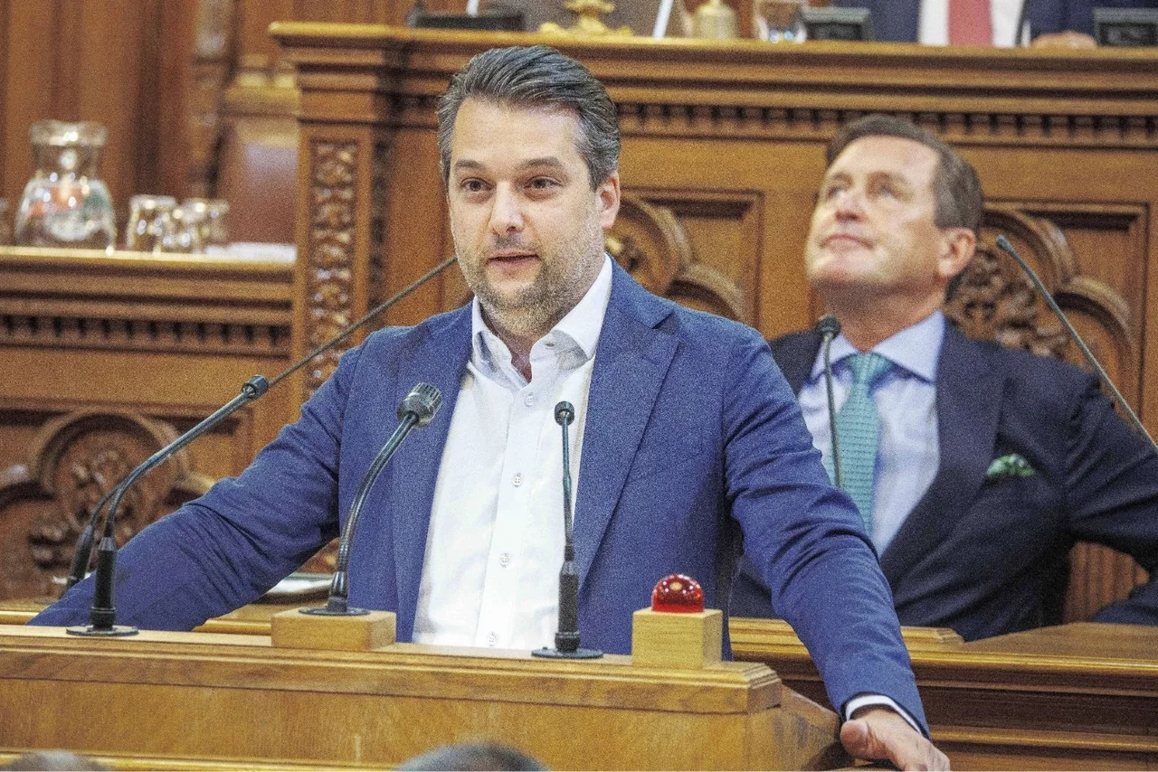 Der FPÖ-Politiker Nepp kritisiert den Wiener Bürgermeister Ludwig wegen der geplanten Vergabe von Luxuswohnungen an Asylwerber.