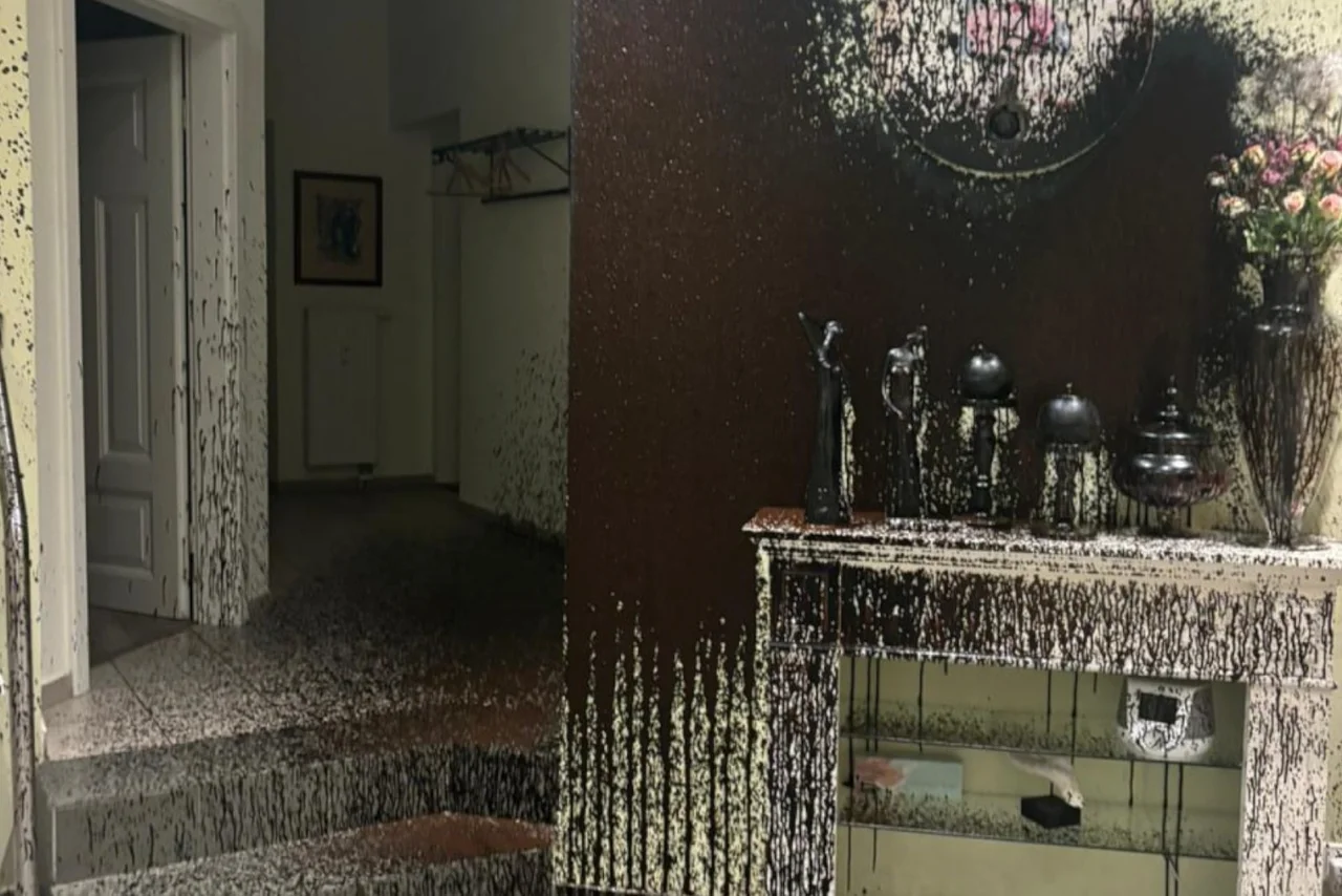 Mehrere unbekannte Täter haben den Innenraum des Studios mit einer dunklen Flüssigkeit, bei der es sich um Bitumen handelt könnte, verunstaltet.