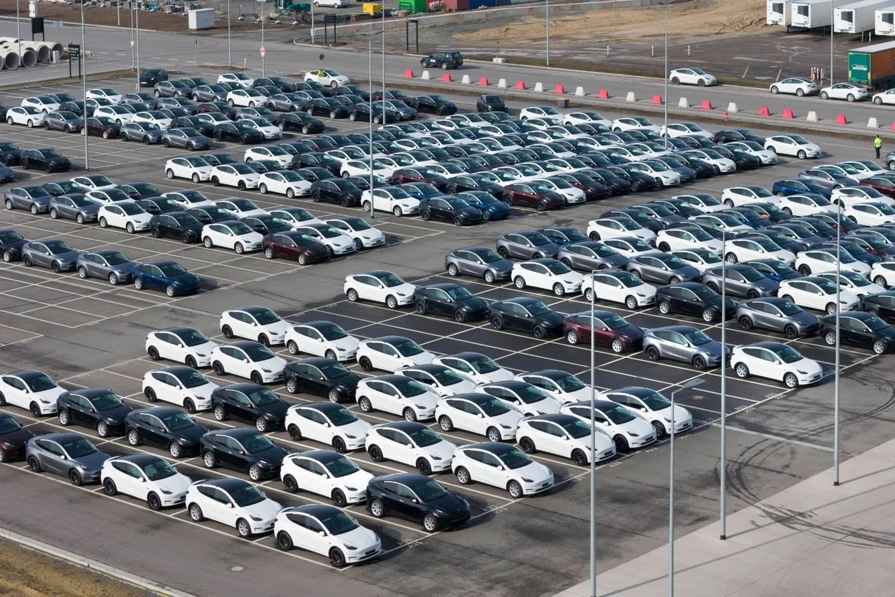 Tesla Y Neuwagen in der Tesla Giga Factory in Grünheide.