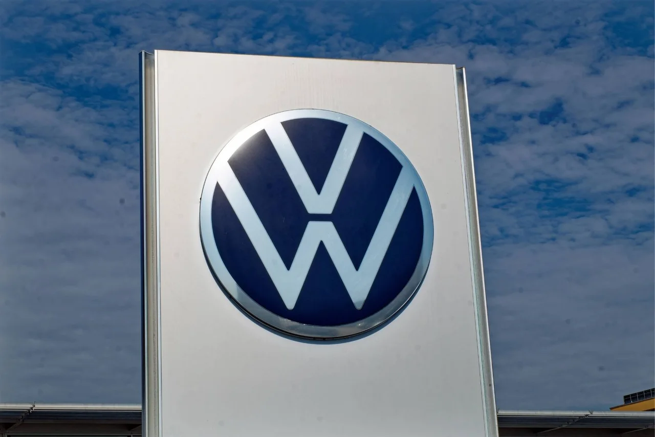 VW-Symbol an einem Volkswagenzentrum.