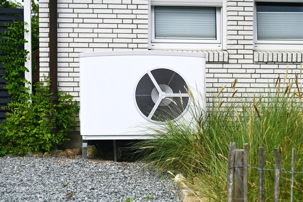 Wärmepumpe vor einem Wohnhaus in Schleswig-Holstein.
