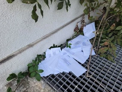 Die entsorgten Aussendungen wurden von einem Bürger entdeckt.