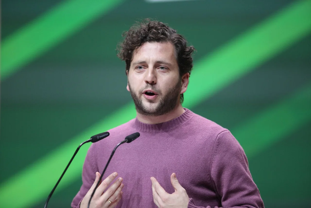 Banaszak räumte aber auch ein, dass ein AfD-Verbotsantrag im Bundestag derzeit kaum eine Mehrheit finden würde.