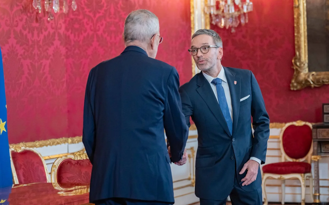 Auch beim Treffen trug Kickl den Anstecker am Revers.