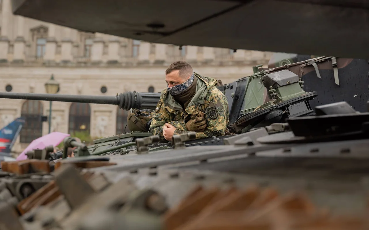 Ein Soldat des österreichischen Bundesheers auf einem Panzer am Wiener Heldenplatz.