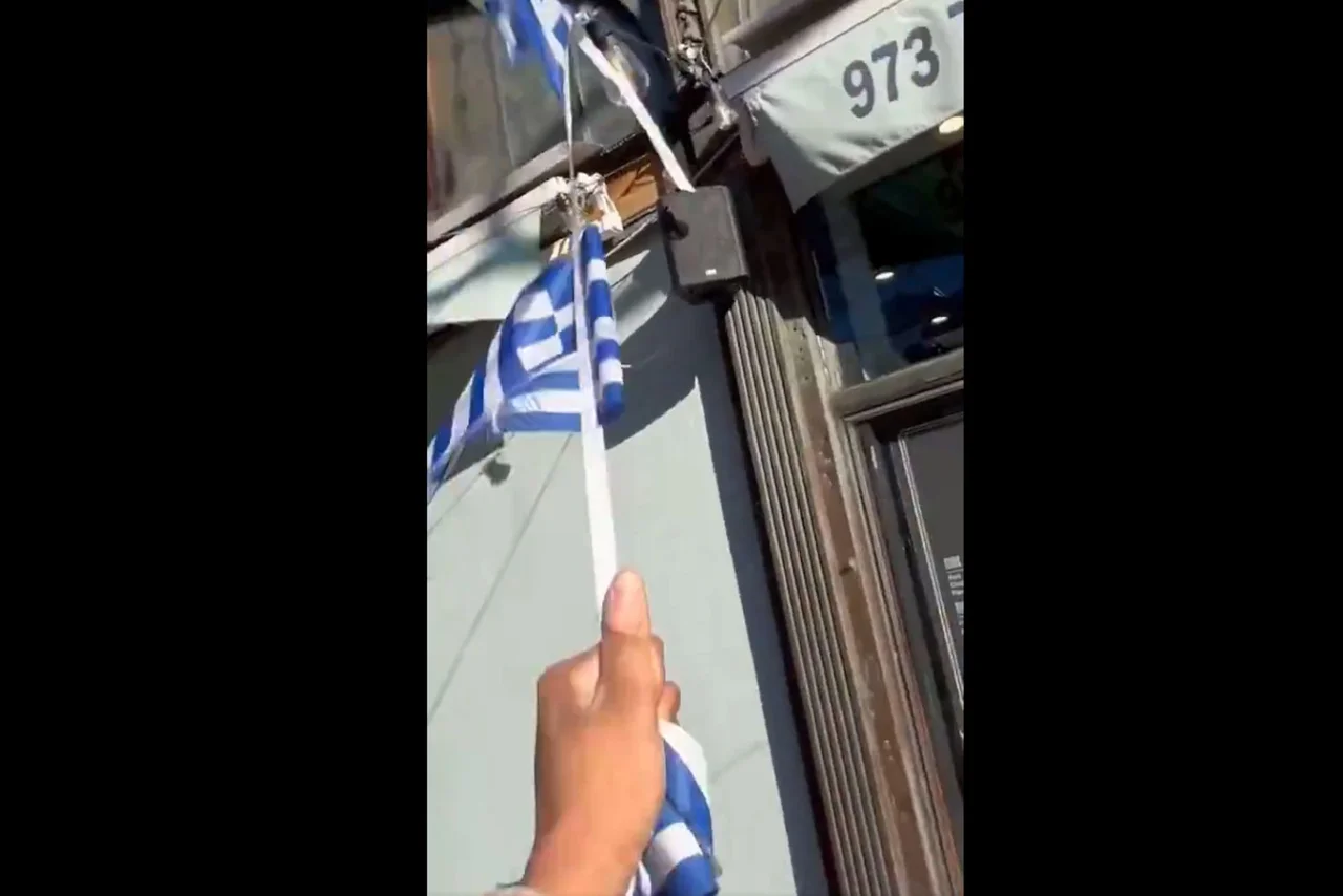 Das Video zeigt, wie die Frau die Fahnenkette abreißt.