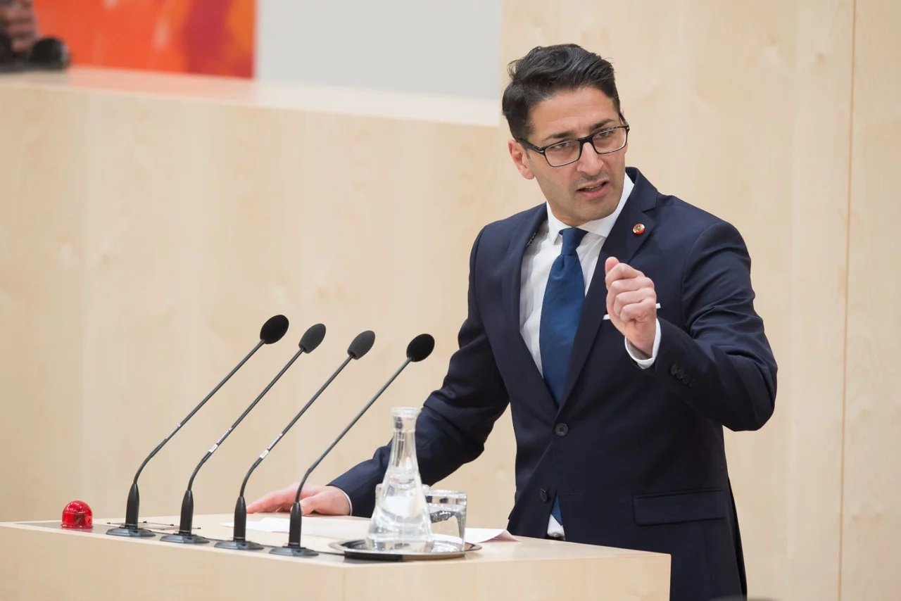 Der ehemalige Nationalratsabgeordnete Efgani Dönmez warnt, dass sich der IS mit Unterstützung des türkischen Geheimdienstes MIT in Syrien neu formiert.