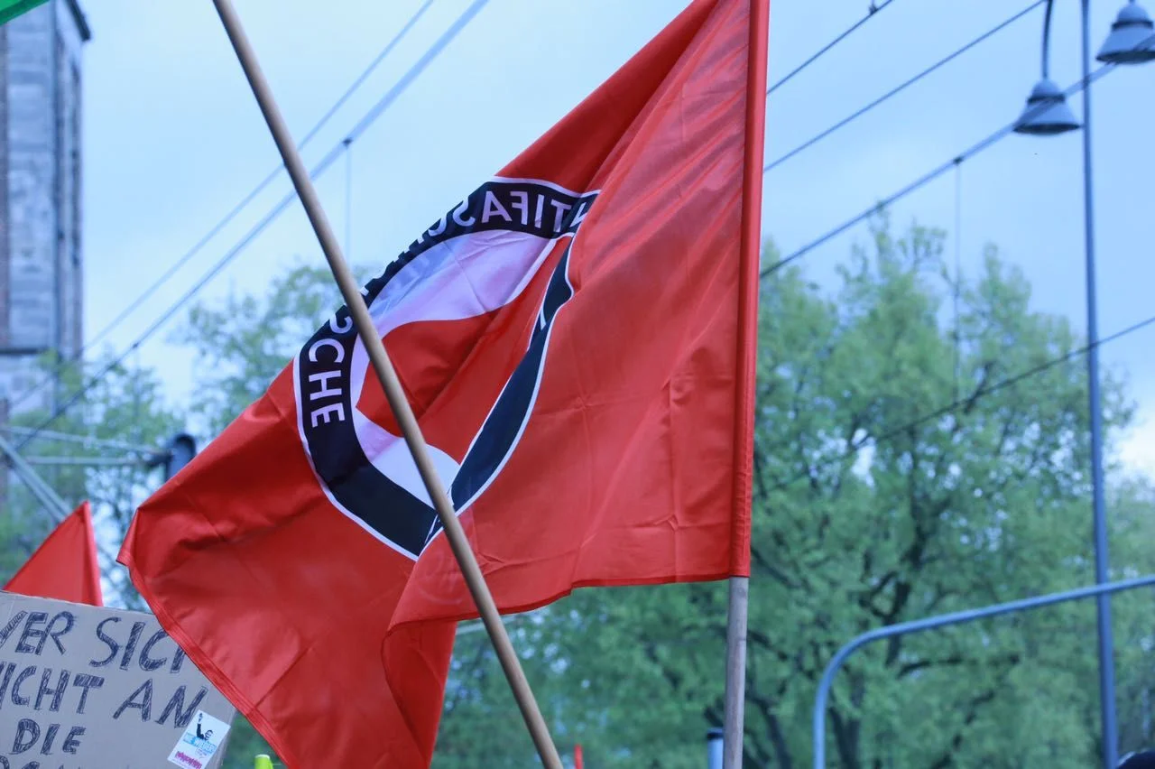 Mehr als ein Dutzend zum Teil vermummte Personen haben am vergangenen Wochenende Mitglieder der Burschenschaft Germania angegriffen.