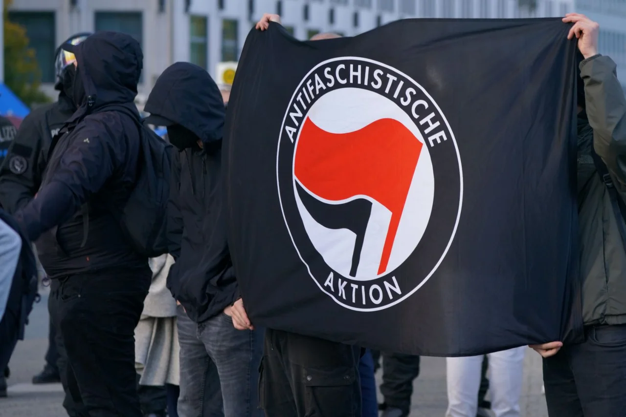 Eine kleine Gruppe demonstrierte am vergangenen Wochenende gegen den AfD-Parteitag in Bingen. (Symbolbild)