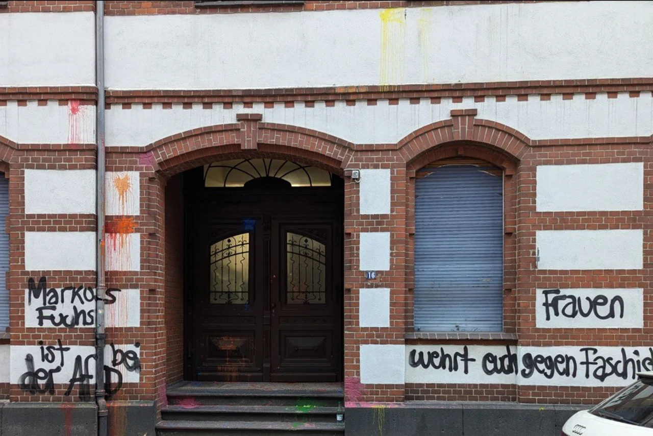 Auf das Wohnhaus eines AfD-Politikers wurde ein Farbanschlag verübt.