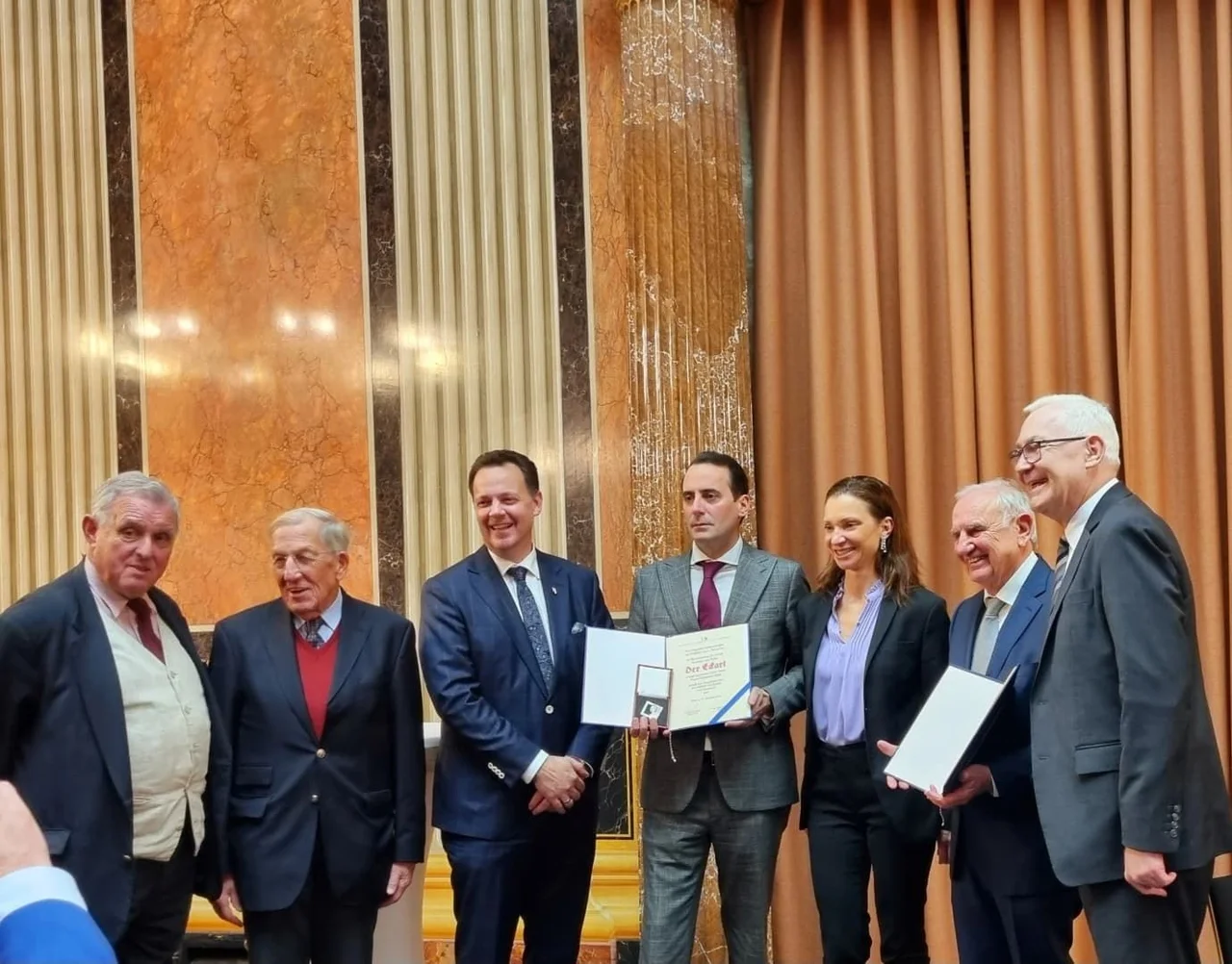 V. l. n. r.: Laudator Wilhelm Brauneder, Ehrengast Ex-Minister Helmut Krünes, Dinghofer-Instituts-Obmann Gerhard Kaniak, Medien-Preisträger Konrad Weiß (Der Eckart), Ehrengast NR.-Abg. Susanne Fürst, Demokratie-Preisträger Dieter Böhmdorfer und Dinghofer-Instituts-Präsident Martin Graf.