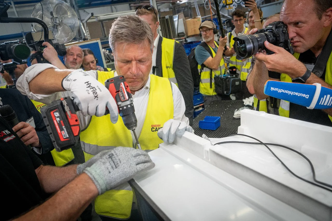 Wirtschaftsminister Habeck (Grüne) ließ sich in einer Fabrik die Produktion von Wärmepumpen erklären.