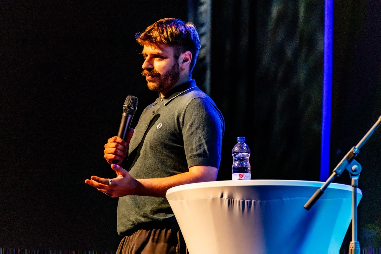 Kindler ist schon seit einigen Jahren für den WDR tätig und unterhält dort unter anderem auch eine Radio-Talkshow.