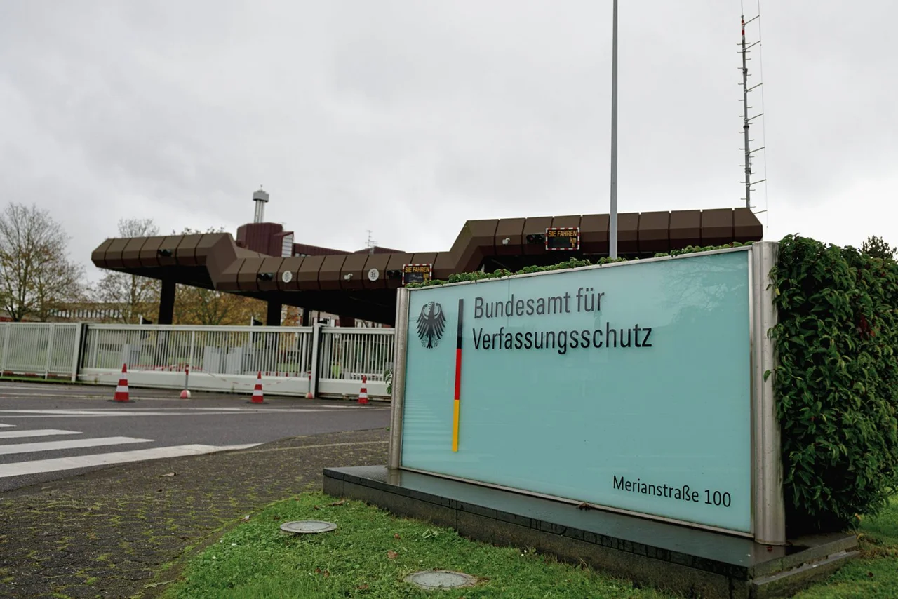 Das Amtsgericht Weimar hat entschieden, dass die AfD-Abgeordneten teilweise Auskunft vom Verfassungsschutz über die Nutzung von Fake-Accounts erhalten müssen.