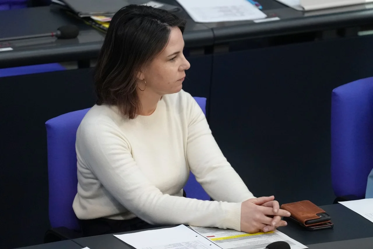 Außenministerin Baerbock hatte in ihrer Rede von 1,3 Milliarden Menschen in Europa gesprochen.