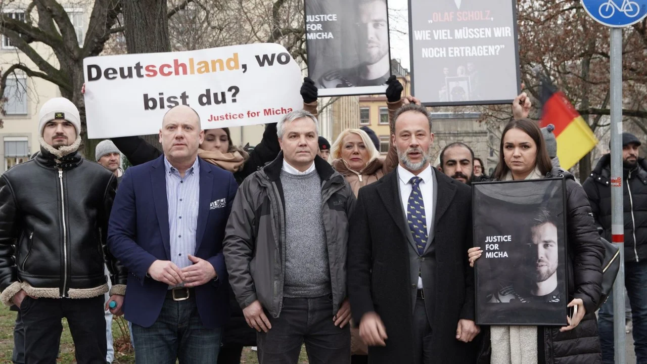 Gemeinsam mit Freunden und Bekannten des Getöteten protestierte die AfD gegen den Freispruch.