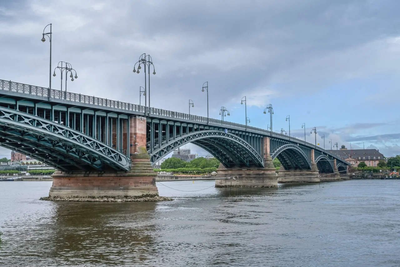 Theodor-Heuss-Brücke über den Rhein mit Blick auf Mainz. (Symbolbild)