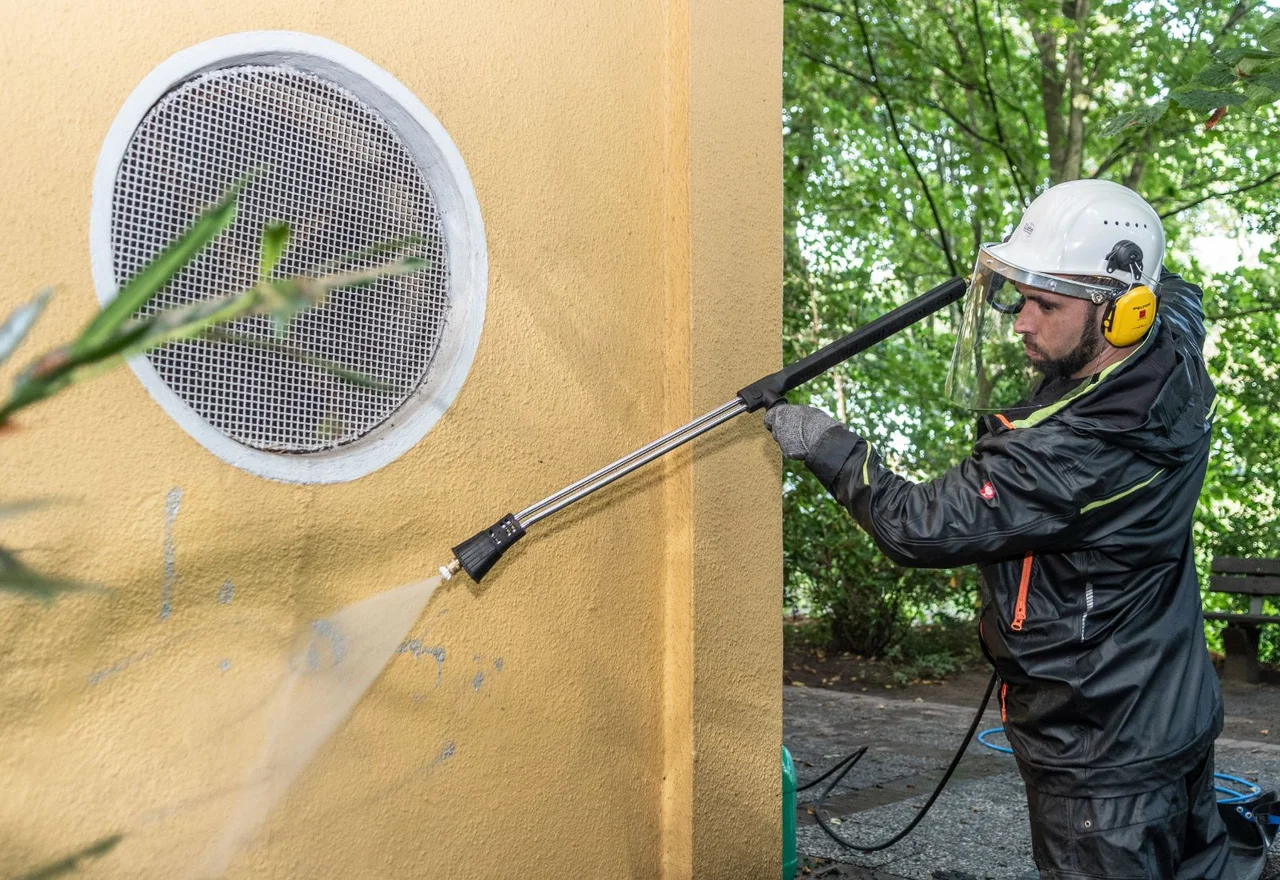 In Schwerin sollen gemeinnützige Tätigkeiten für Asylbewerber und Bürgergeldempfänger künftig teilweise verpflichtend sein.