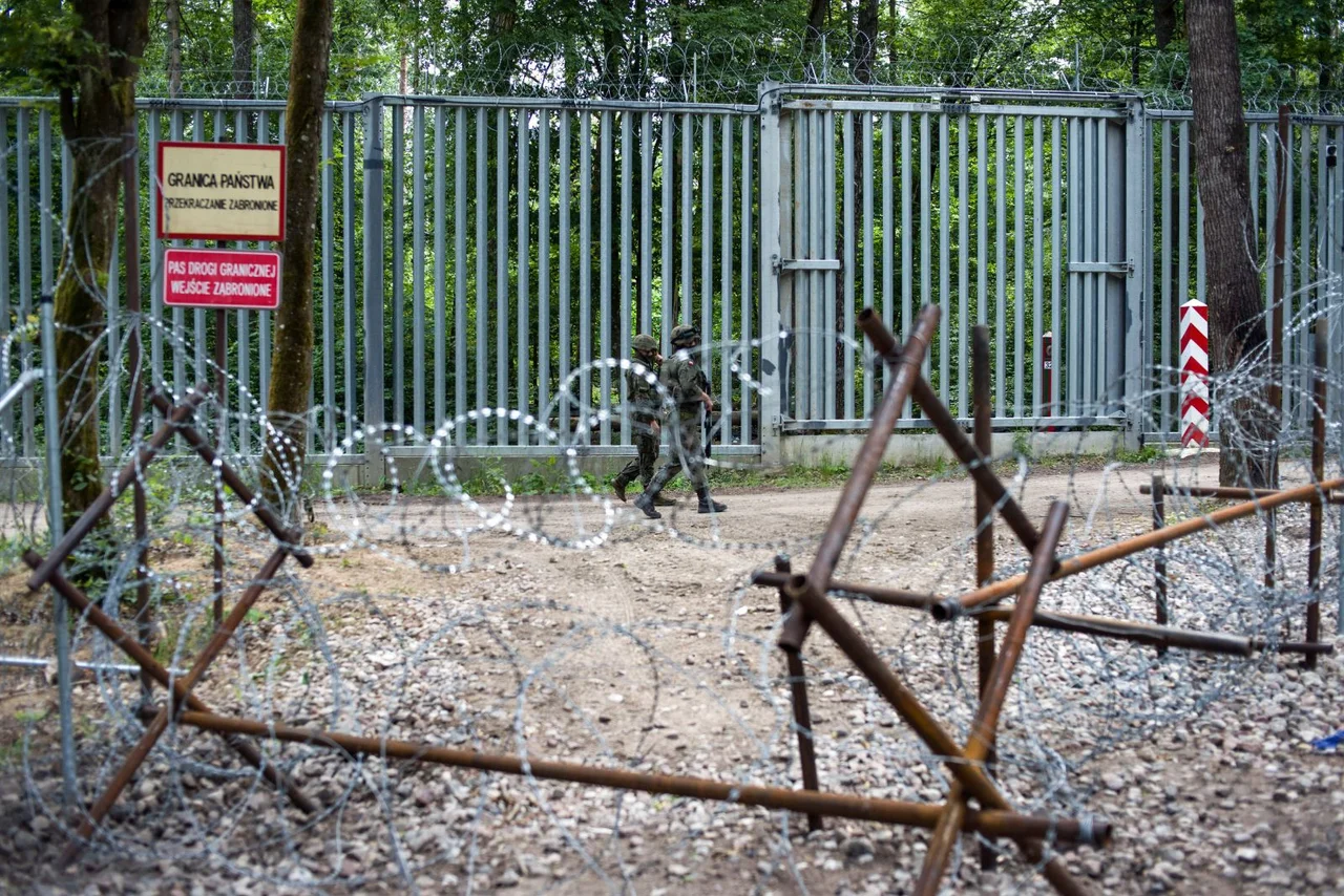 Soldaten an der polnisch-weißrussischen Grenze in der Bialowiezer Heide. (Symbolbild)