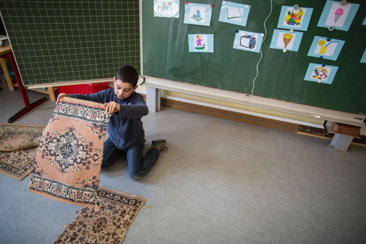 Ein Schüler beim Islamunterricht in der Brüder-Grimm-Schule in Mainz-Kostheim. (Symbolbild)
