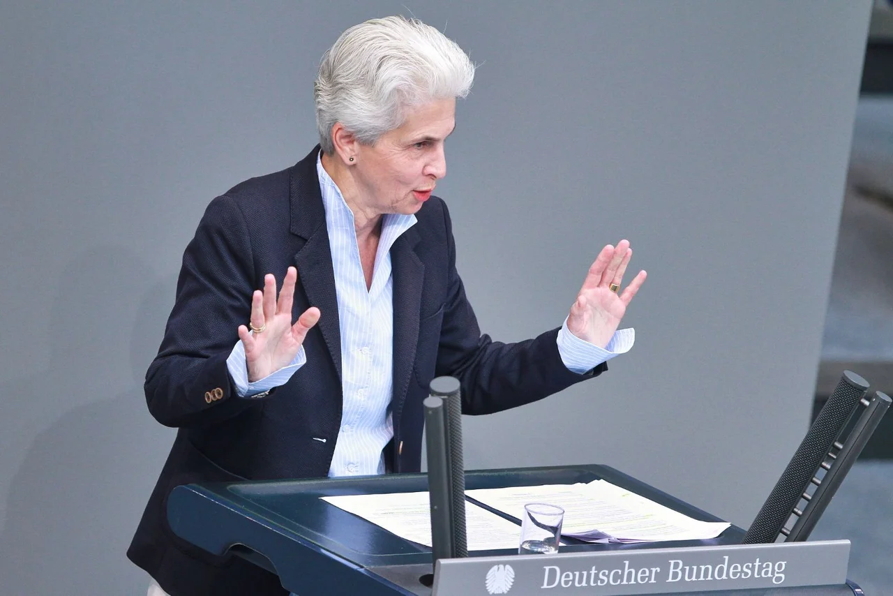 Strack-Zimmermann geht regelmäßig gegen Beleidigungen vor.