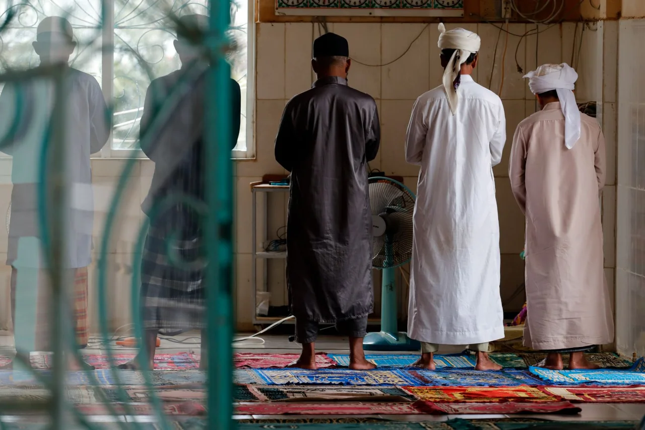 Muslime beim Gebet in einer Mosche in Kambodscha.