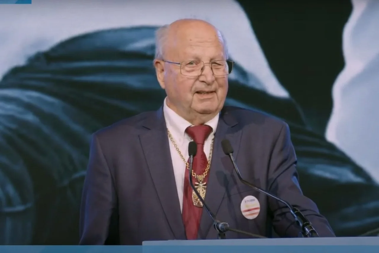 Stix wurde beim 33. ordentlichen Landesparteitag der FPÖ-Tirol 2018 geehrt.