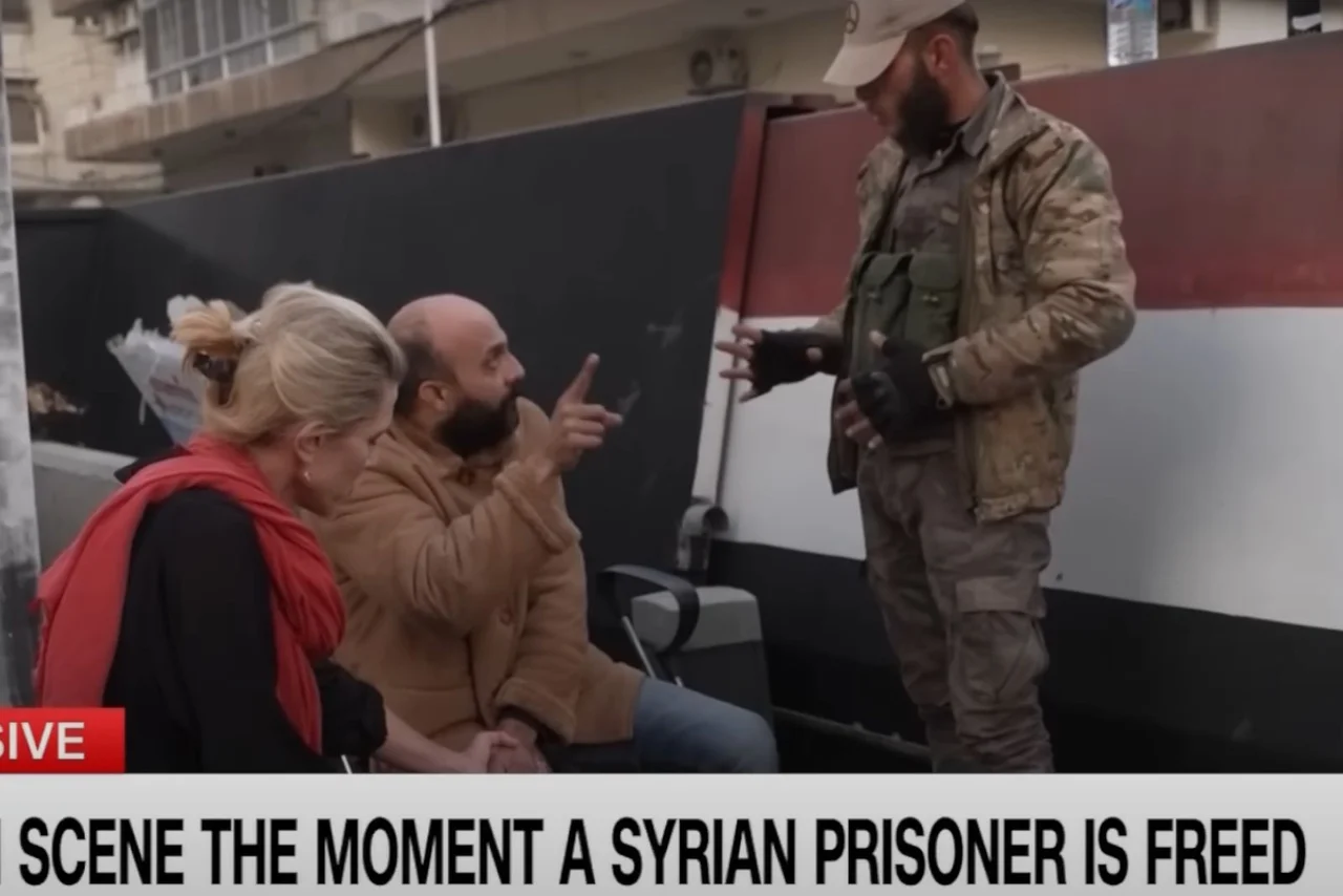 In dem CNN-Bericht war zu sehen, wie das Reporterteam den Gefangenen zusammen mit Soldaten nach draußen führte.