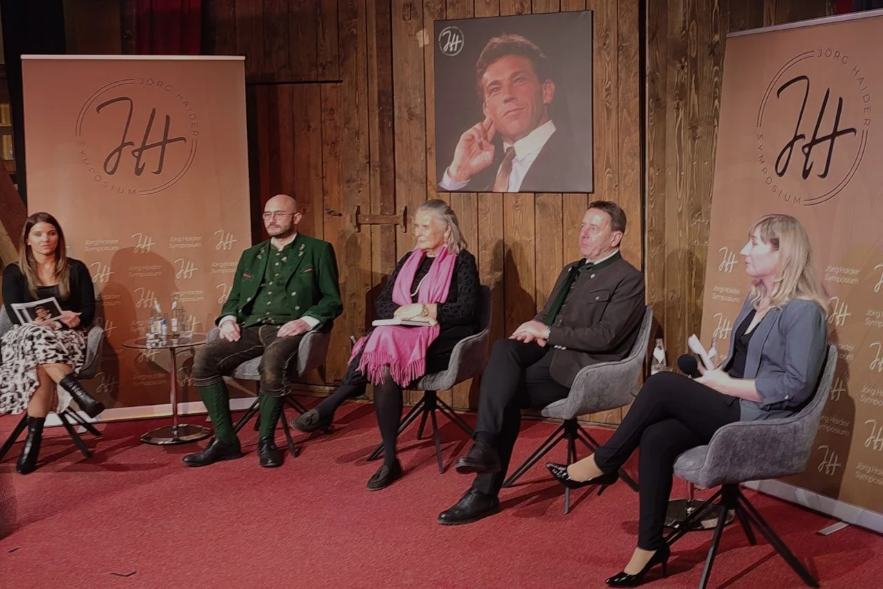 Buchpräsentation beim Jörg-Haider-Symposium. V. l. n. r.: Sabrina Staudacher, Maximilian Dvorak-Stocker, Claudia Haider, Erwin Angerer, Daniela Fürstauer-Schmölzer.