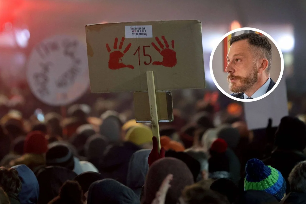 Demonstranten in Novi Sad mit einem Plakat mit roten Händen und der Zahl 15 in Erinnerung an die 15 Opfer der Bahnhofstragödie im November 2024.