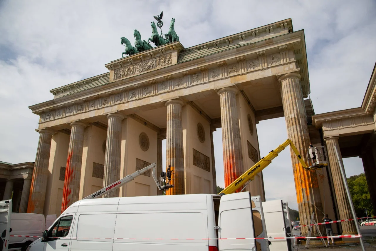 Im Jahr 2023 verübten Mitglieder der „Letzten Generation“ einen Farbanschlag auf das Brandenburger Tor.