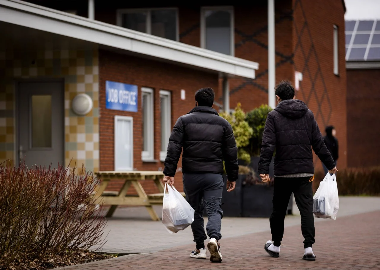Migranten vor einer Asylunterkunft in Ter Apel in den Niederlanden.