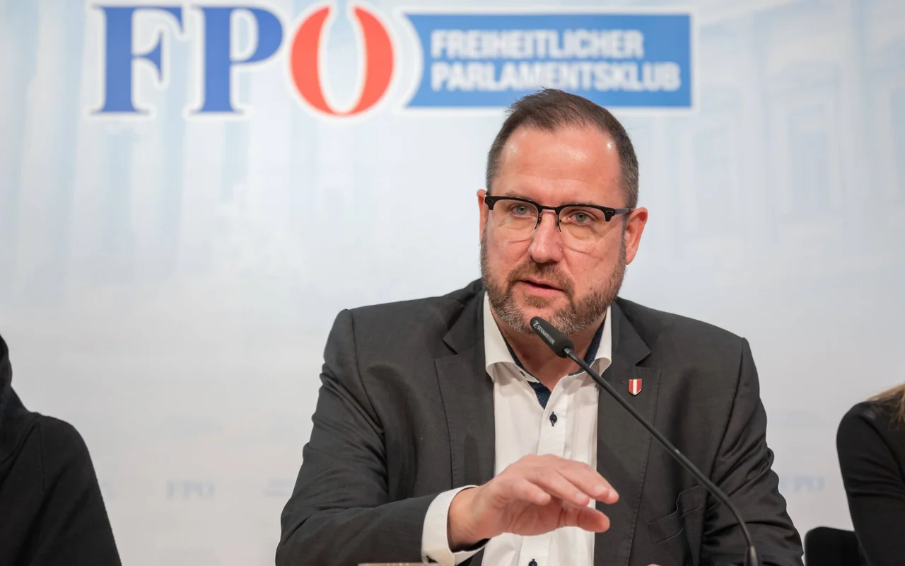 Die Regierungsverhandlungen zwischen FPÖ und ÖVP schreiten voran. Derzeit stehen unter anderem die Themen Medien und Kultur ganz oben auf der Agenda.