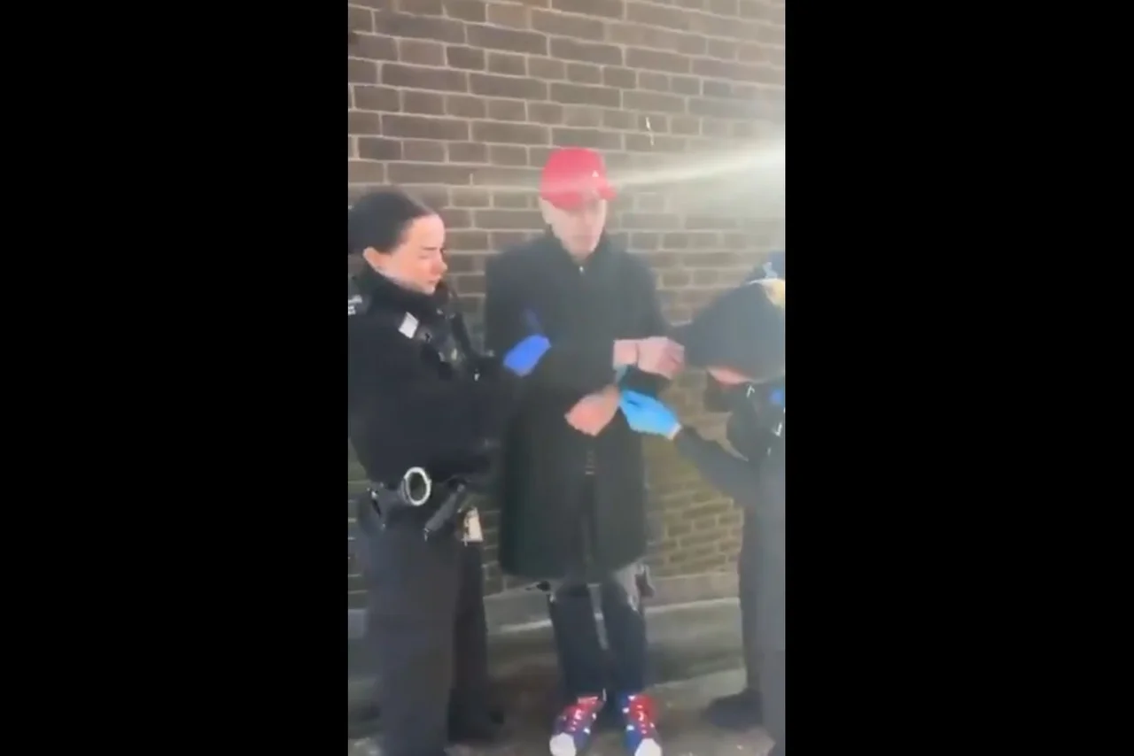 Das Bild zeigt die Festnahme Caplins durch die Polizei.