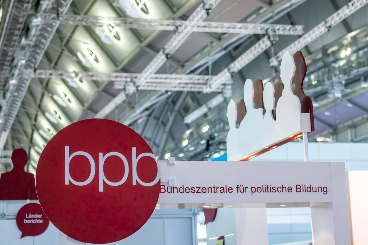 Unter anderem kann sich die Bundeszentrale für politische Bildung über die Förderung von Projekten im „Kampf gegen rechts“ freuen.
