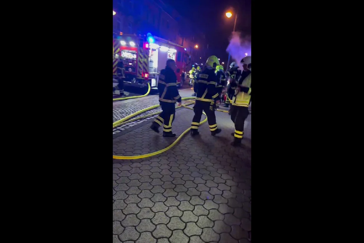 Am Sonntagabend mussten Feuerwehr, Rettungsdienst und Polizei zu einem Einsatz vor dem Salon ausrücken.